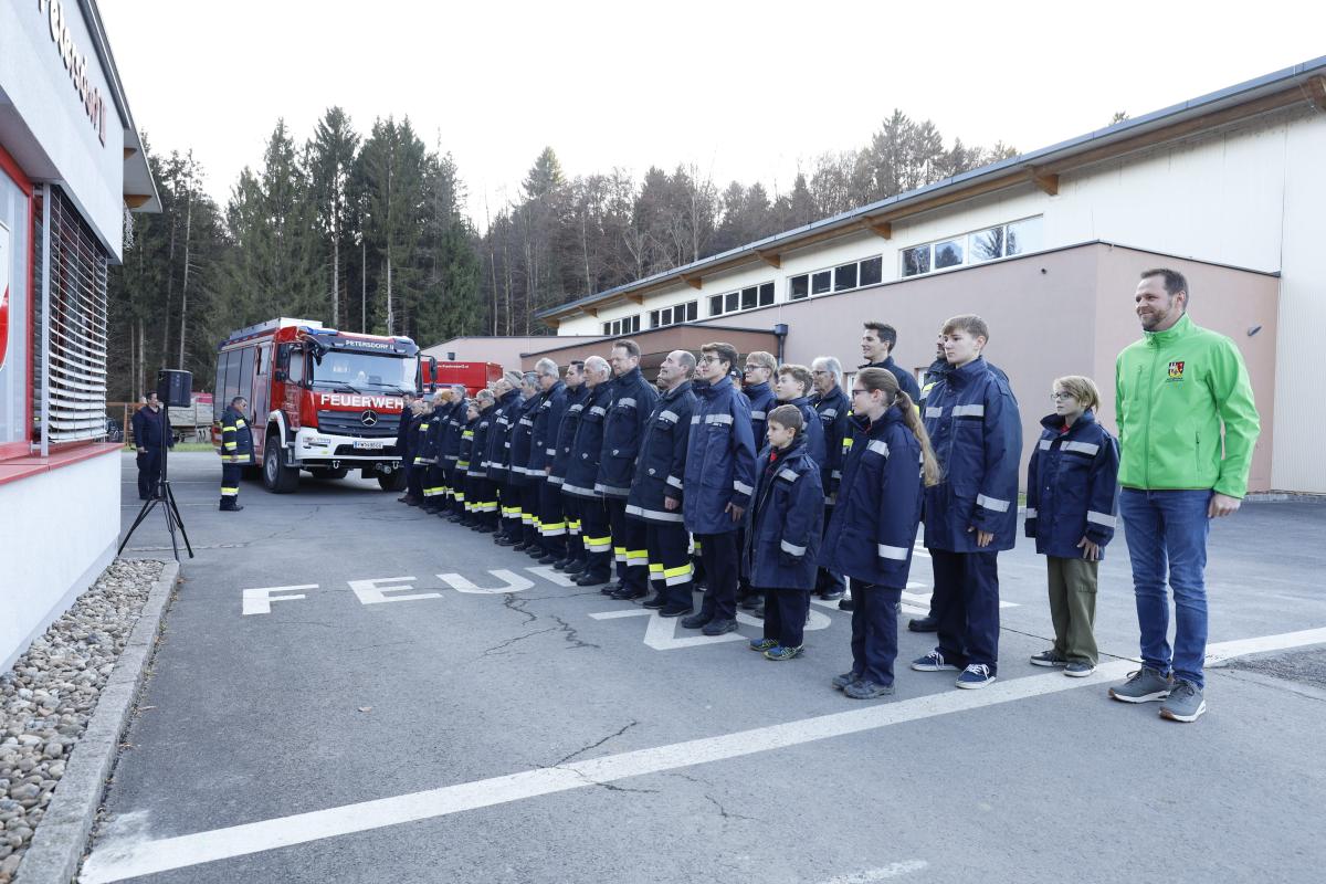 Angetretene-Mannschaft-vor-HLF2-mit-Gemeinde-c-FF-Petersdorf-II Thomas-Voit