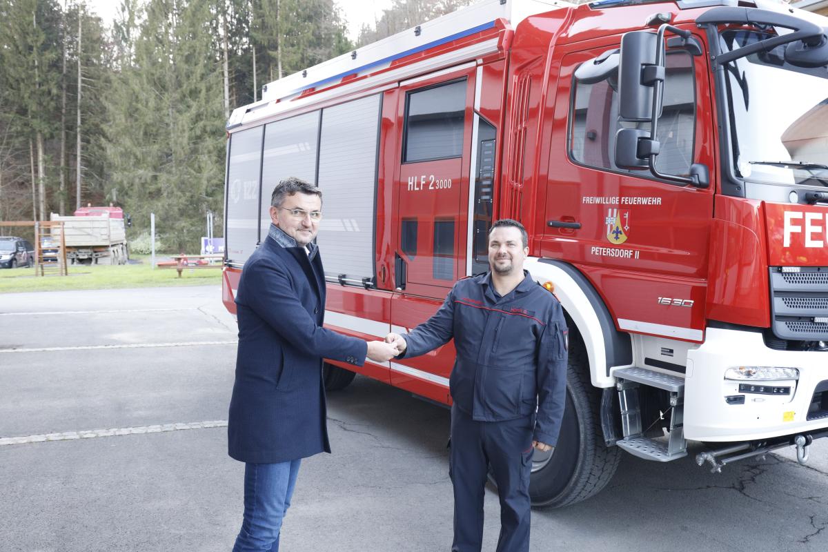 Schluesseluebergabe-BGM-Ing.-Franz-Knauhs-und-HBI-Gottfried-Hoferc-FF-Petersdorf-II Thomas-Voit